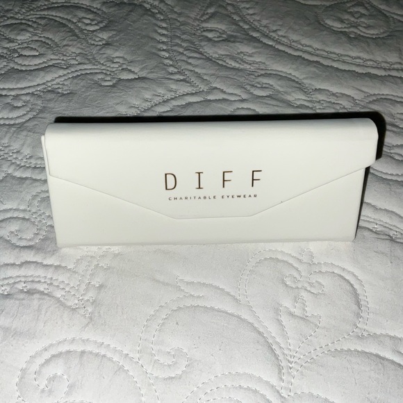 DIFF White sunglasses case. - Picture 1 of 3